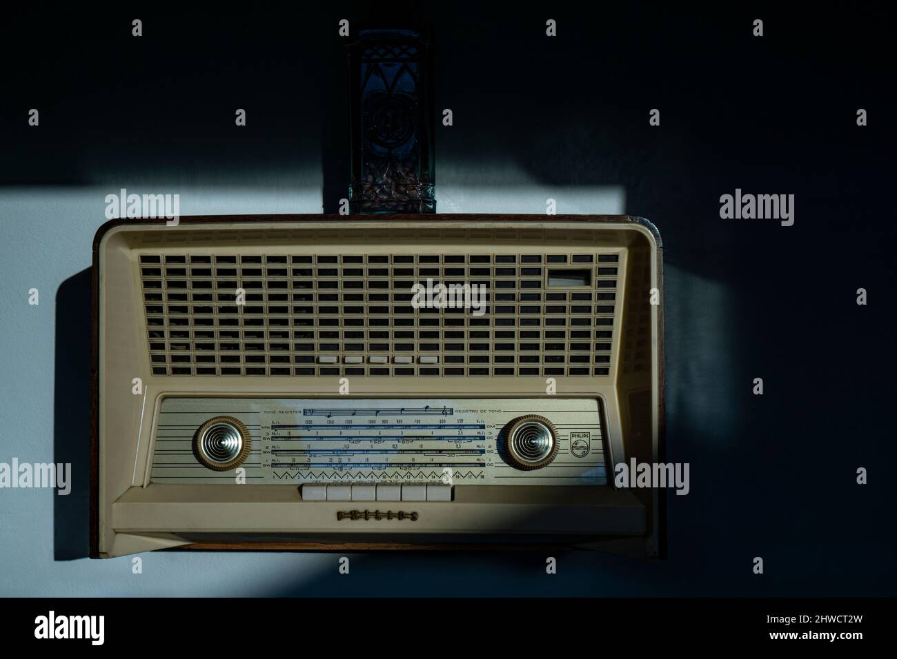 Receptor de radio de estilo retro con mandos para buscar emisoras. Frente  de radio vintage Fotografía de stock - Alamy