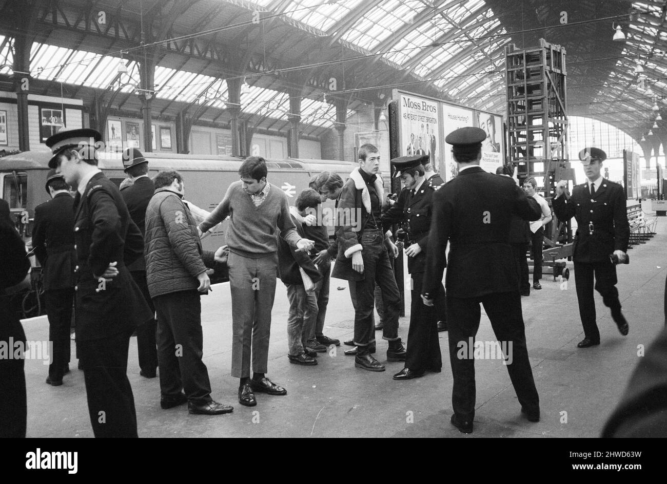 La escena en la estación de tren de Brighton, donde dos docenas de agentes de policía ordenaron, registraron y advirtieron a grupos de cabezas rapadas cuando llegaron a la ciudad en el fin de semana de vacaciones en el Banco. 31st de agosto de 1970. Foto de stock