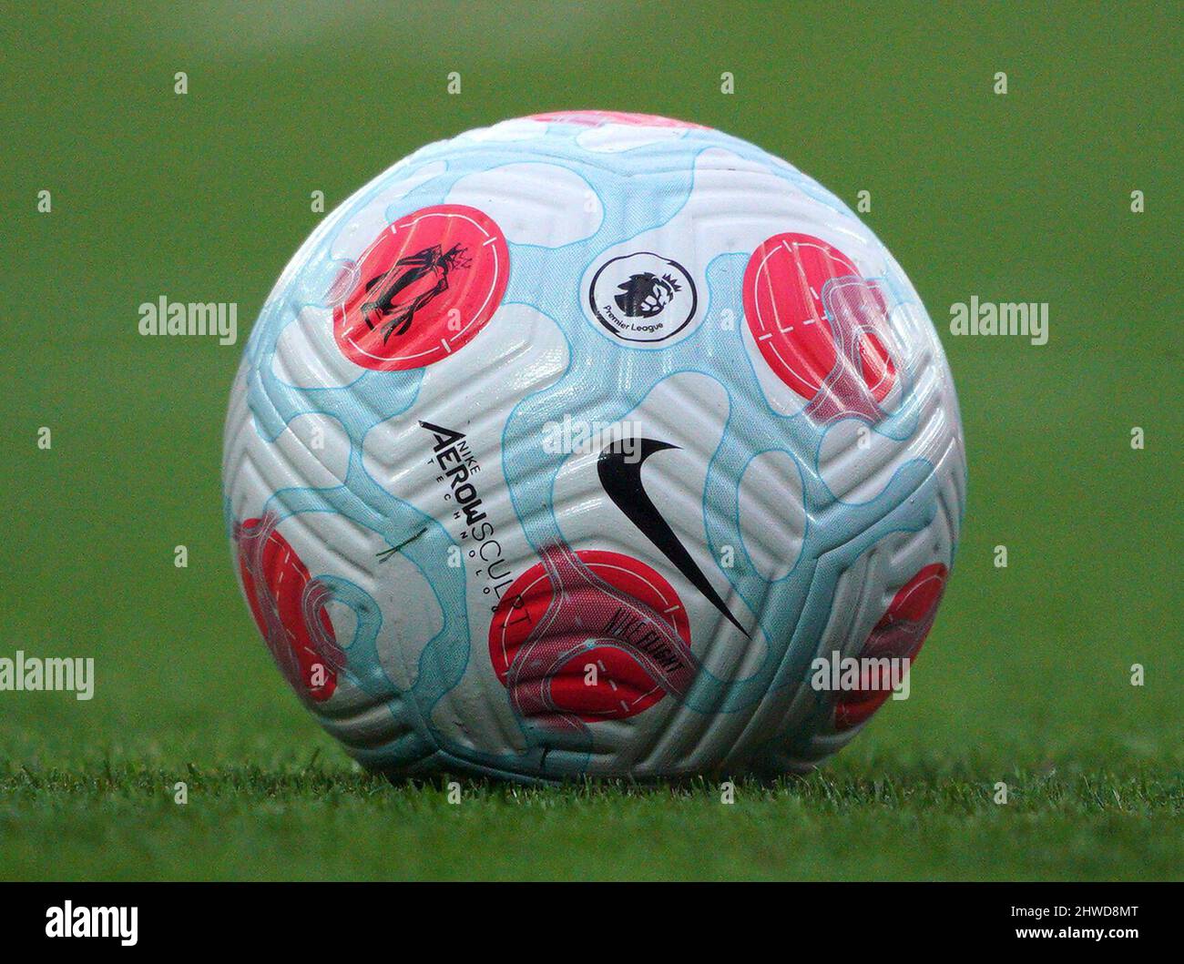 Una visión general de un balón de Nike antes del partido de la Premier  League en Anfield, Liverpool. Fecha de la foto: Sábado 5 de marzo de 2022  Fotografía de stock - Alamy