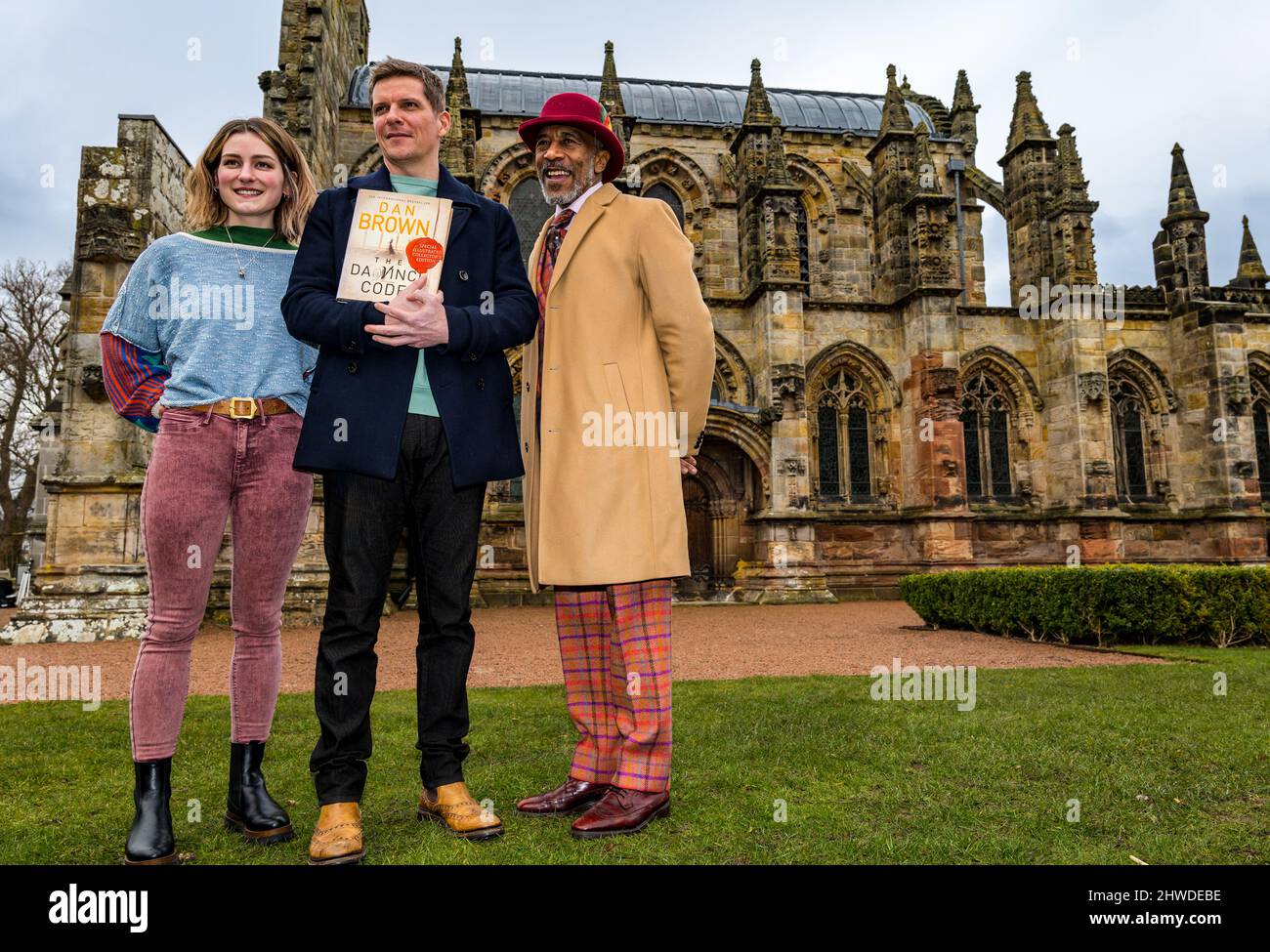 Los actores Leigh Lothian, Nigel Harman y Danny John-Jules en la Capilla Rosslyn protagonizan una adaptación escénica del Código Da Vinci, Escocia, Reino Unido Foto de stock