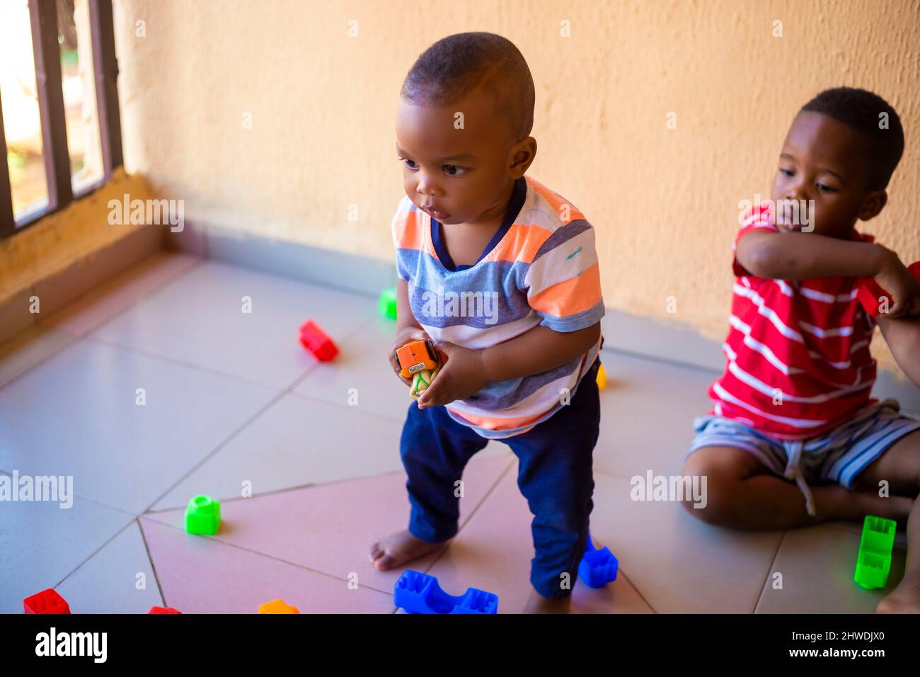 Niños y bebés africanos juegan con juguetes educativos Fotografía de stock  - Alamy