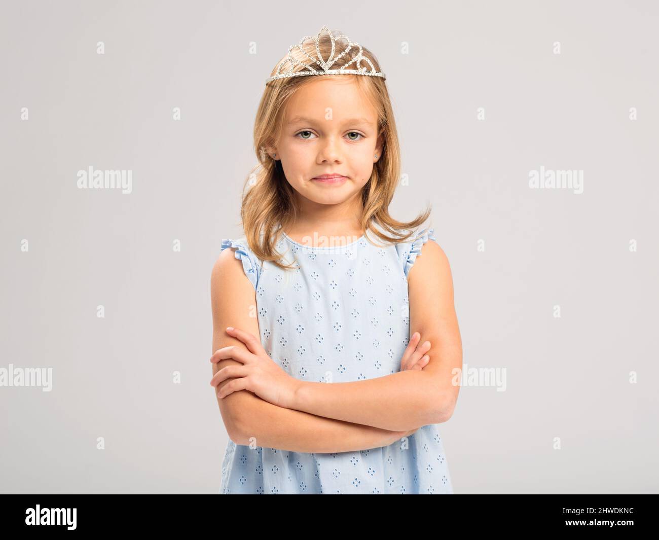 Retrato de una niña feliz lindo vistiendo una Princess Crown Foto de stock