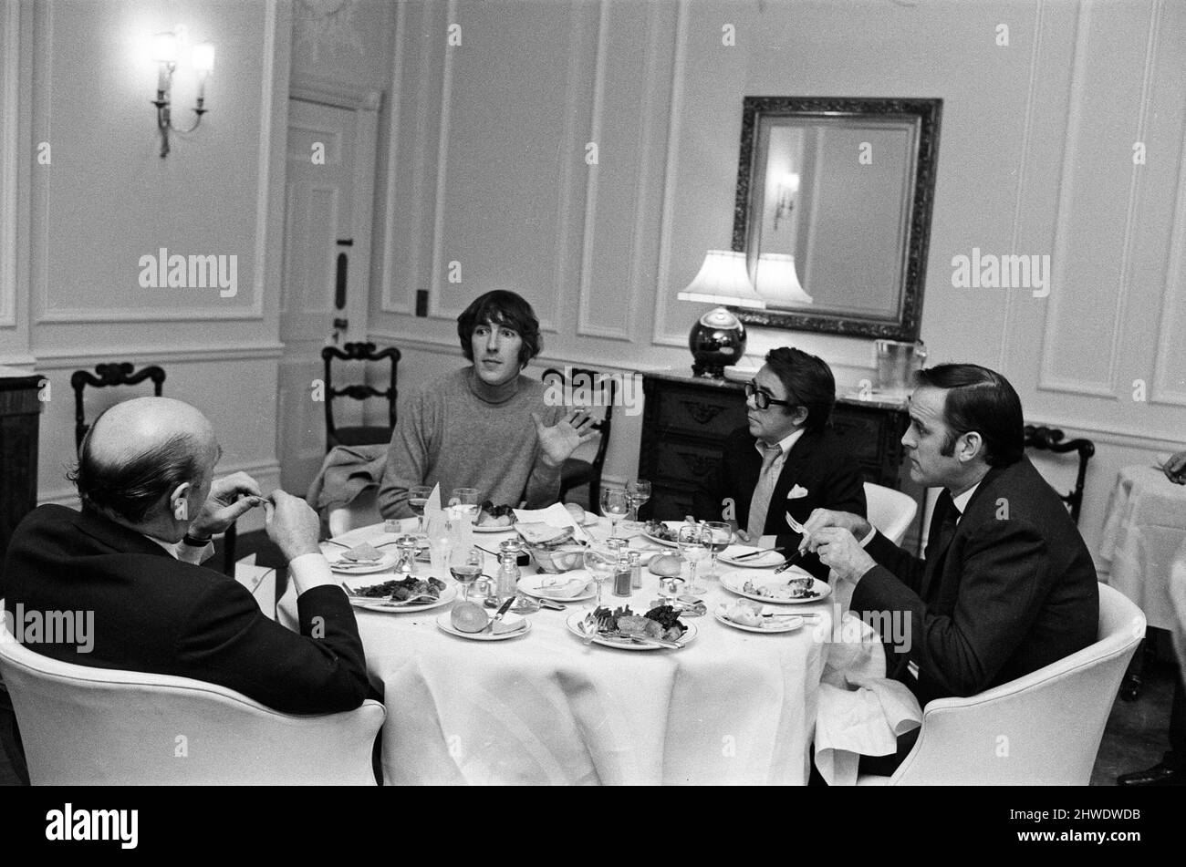 Donald Zec entrevista a Peter Cook, Ronnie Corbett y John Cleese en el Savoy Hotel, Londres. 19th de noviembre de 1970. Foto de stock