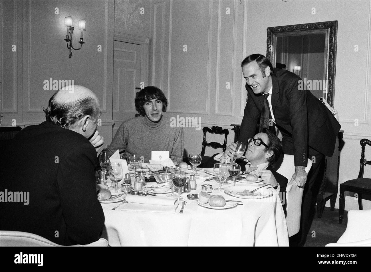 Donald Zec entrevista a Peter Cook, Ronnie Corbett y John Cleese en el Savoy Hotel, Londres. 19th de noviembre de 1970. Foto de stock