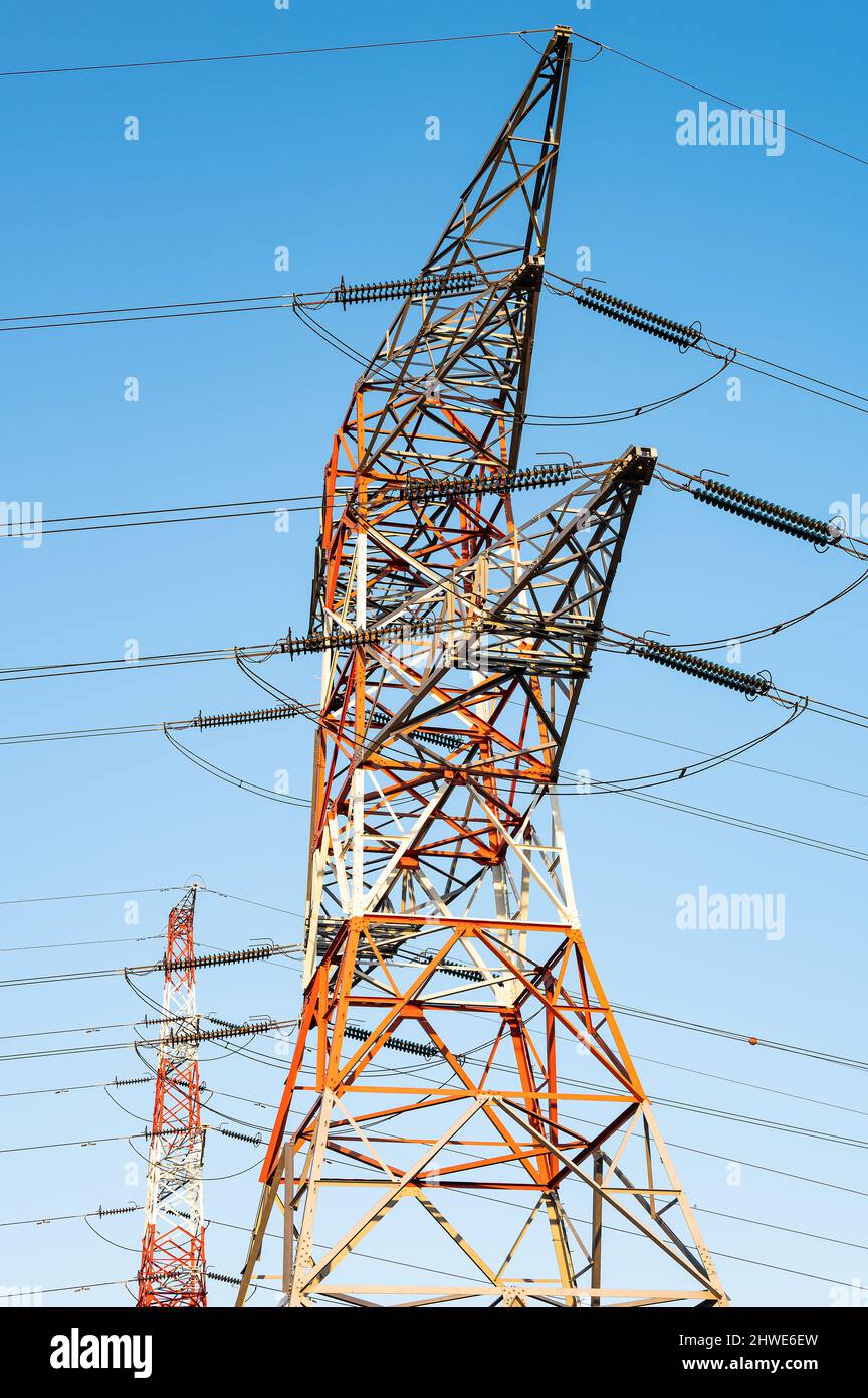 Cables de alta tensión en una torre de transmisión para la distribución de electricidad. Foto de stock