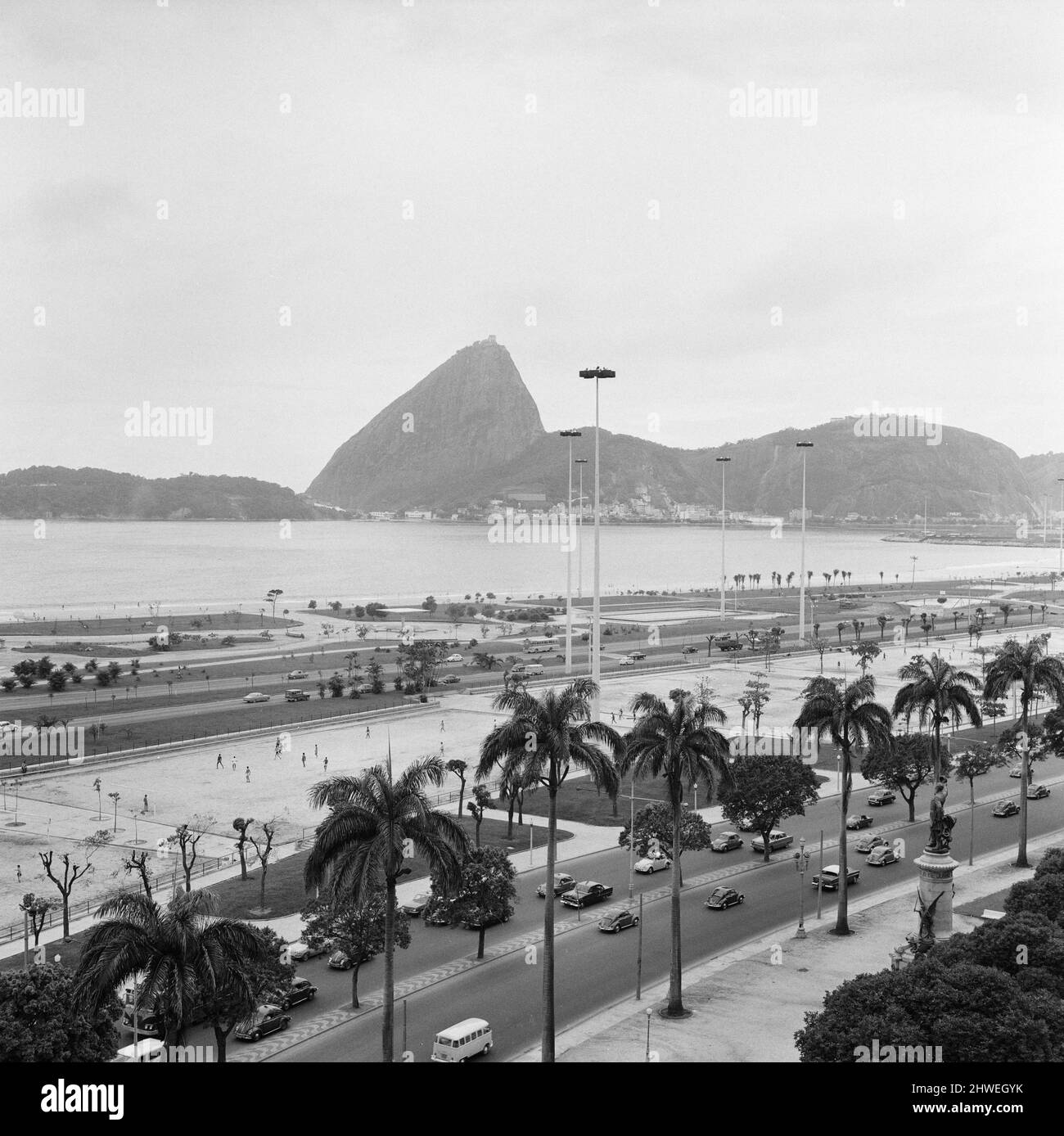 Montaña Sugarloaf a orillas de Río de Janeiro, Brasil, diciembre de 1969. En primer plano, las carreteras locales y un partido de fútbol que se está jugando. Foto de stock