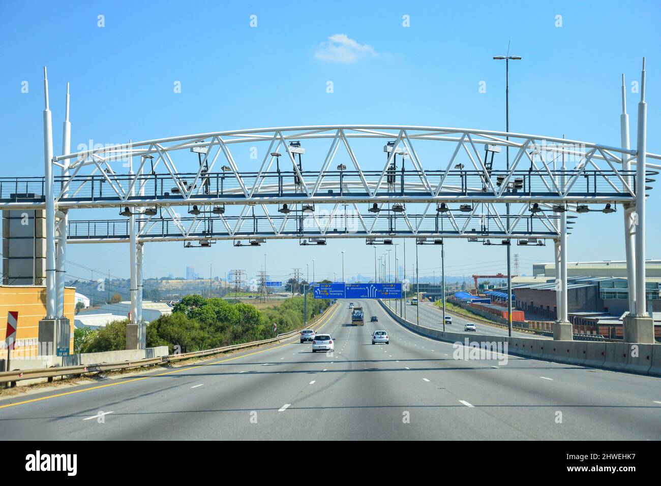 Reconocimiento automático de matrículas (ANPR) por la autopista N17 cerca de Boksburg, East Rand, en la provincia de Gauteng, República de Sudáfrica. Foto de stock