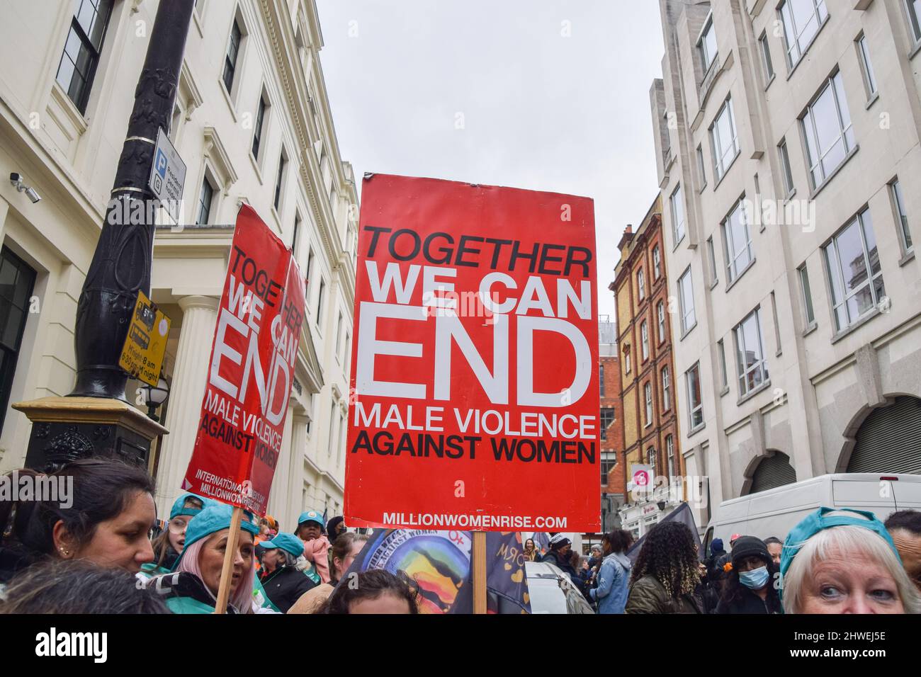 Londres, Reino Unido. 5th de marzo de 2022. Manifestantes frente a la estación de policía de Charing Cross. Manifestantes marcharon por el centro de Londres como parte de la reunión mundial de Million Women Rise contra la violencia masculina hacia mujeres y niñas. Crédito: Vuk Valcic/Alamy Live News Foto de stock