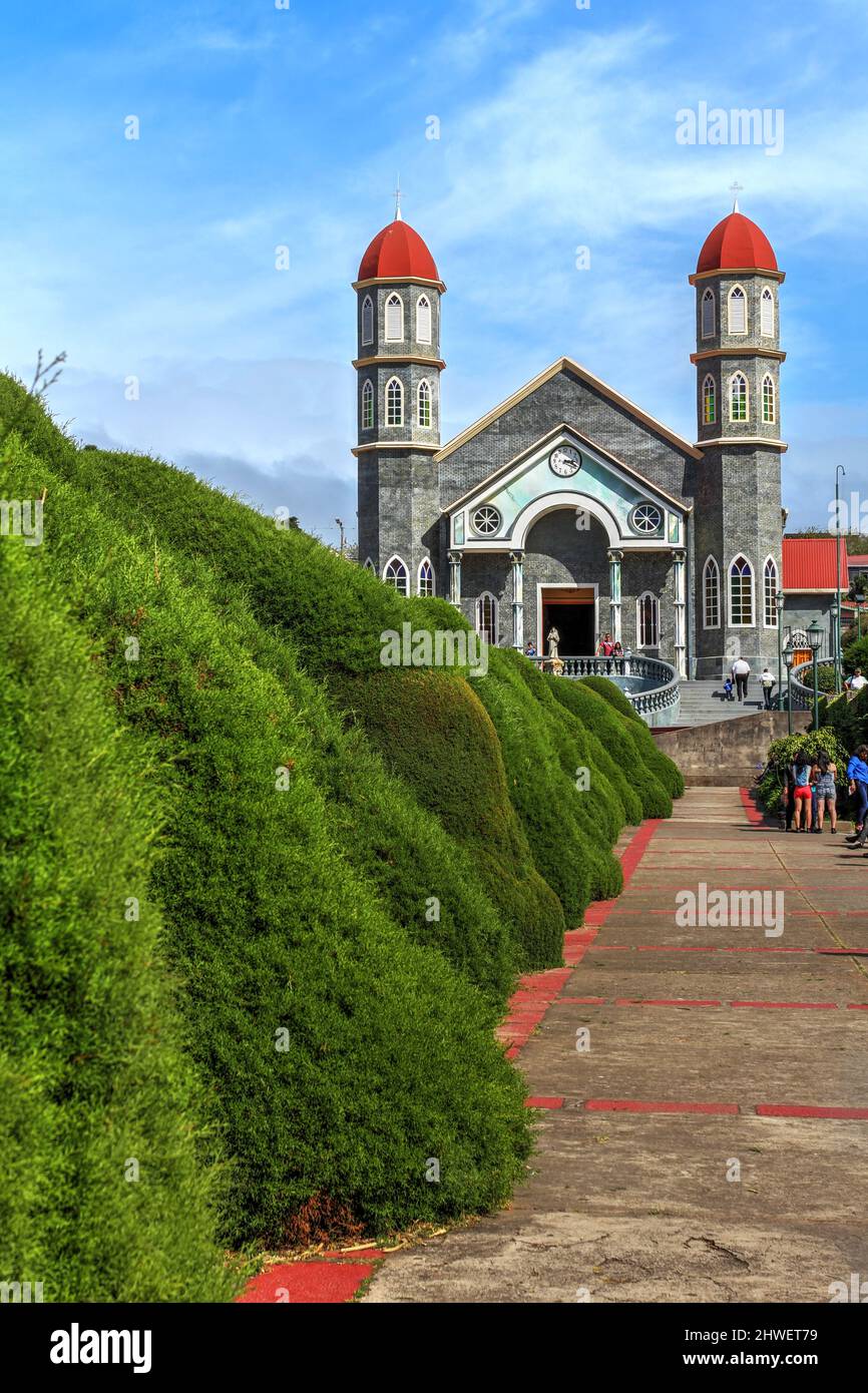 Francisco Alvarado Park y la iglesia de San Rafael en Zarcero, Costa Rica Foto de stock