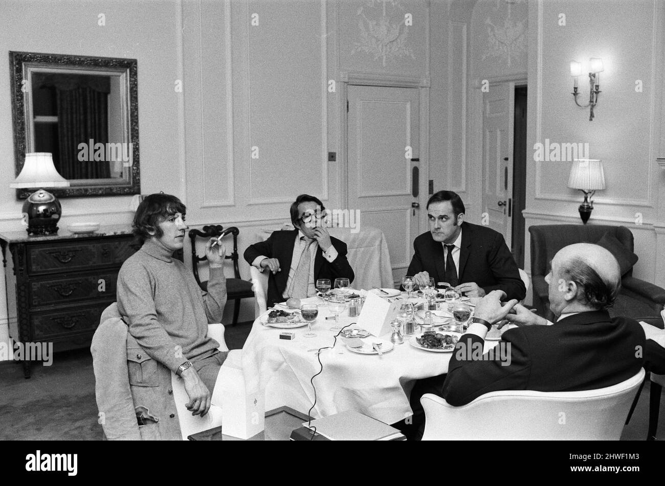 Donald Zec entrevista a Peter Cook, Ronnie Corbett y John Cleese en el Savoy Hotel, Londres. 19th de noviembre de 1970. Foto de stock