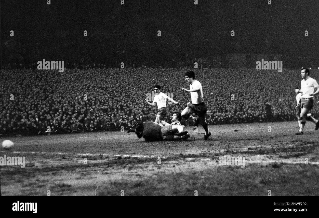 Newcastle United 2- 1 Real Zaragoza, Copa de Ferias Inter-Ciudades 3rd ronda 2nd pierna celebrada en St James' Park, Newcastle. Alan Foggon compite por el balón y colisiona con Nieves. 15th de enero de 1969. Foto de stock