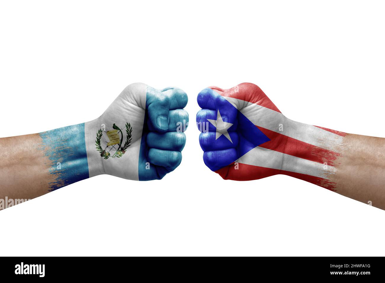 Dos manos se punch entre sí sobre fondo blanco. Banderas de país pintó  puños, concepto de crisis de conflicto entre guatemala y puerto rico  Fotografía de stock - Alamy