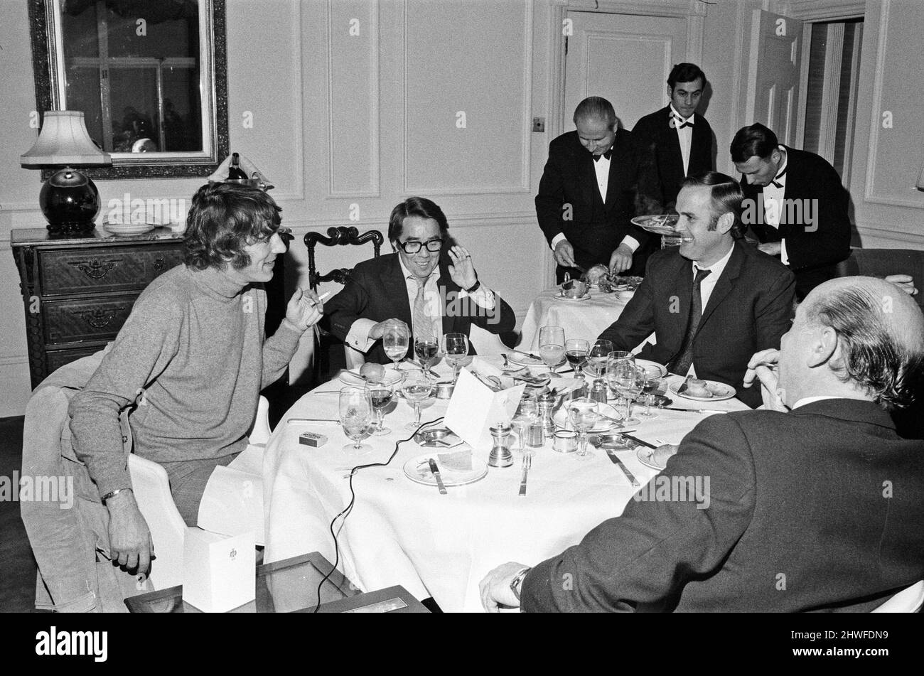 Donald Zec entrevista a Peter Cook, Ronnie Corbett y John Cleese en el Savoy Hotel, Londres. 19th de noviembre de 1970. Foto de stock