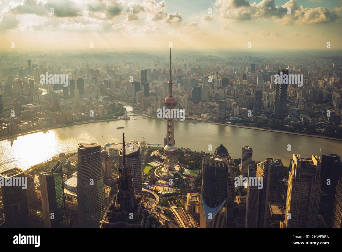 horizonte del distrito lujiazui de la ciudad de shanghai en china al atardecer Foto de stock