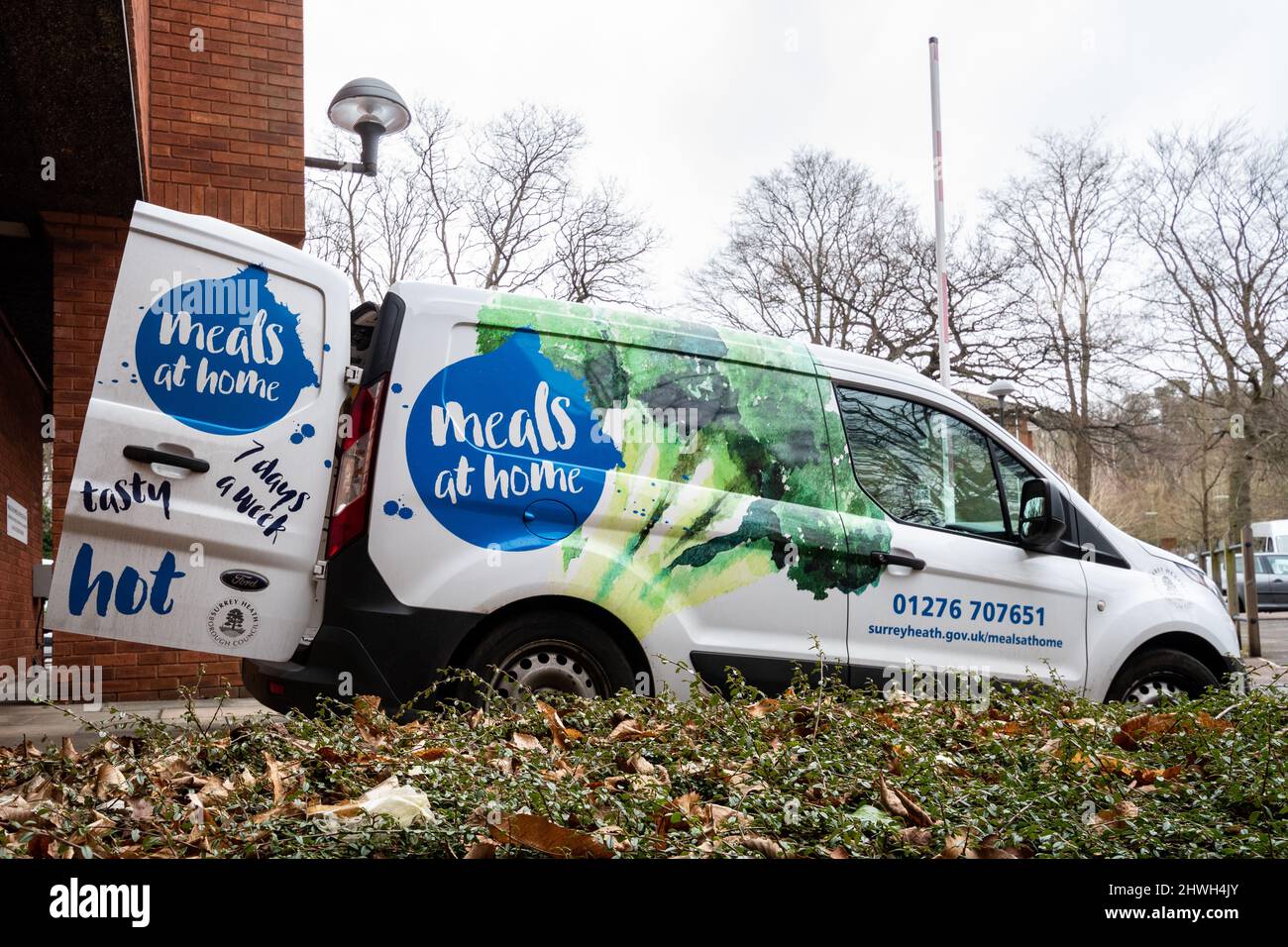 Comidas en furgoneta para proporcionar comidas sobre ruedas a personas vulnerables fuera de las oficinas cívicas de Surrey Heath en Camberley, Surrey, Inglaterra, Reino Unido Foto de stock