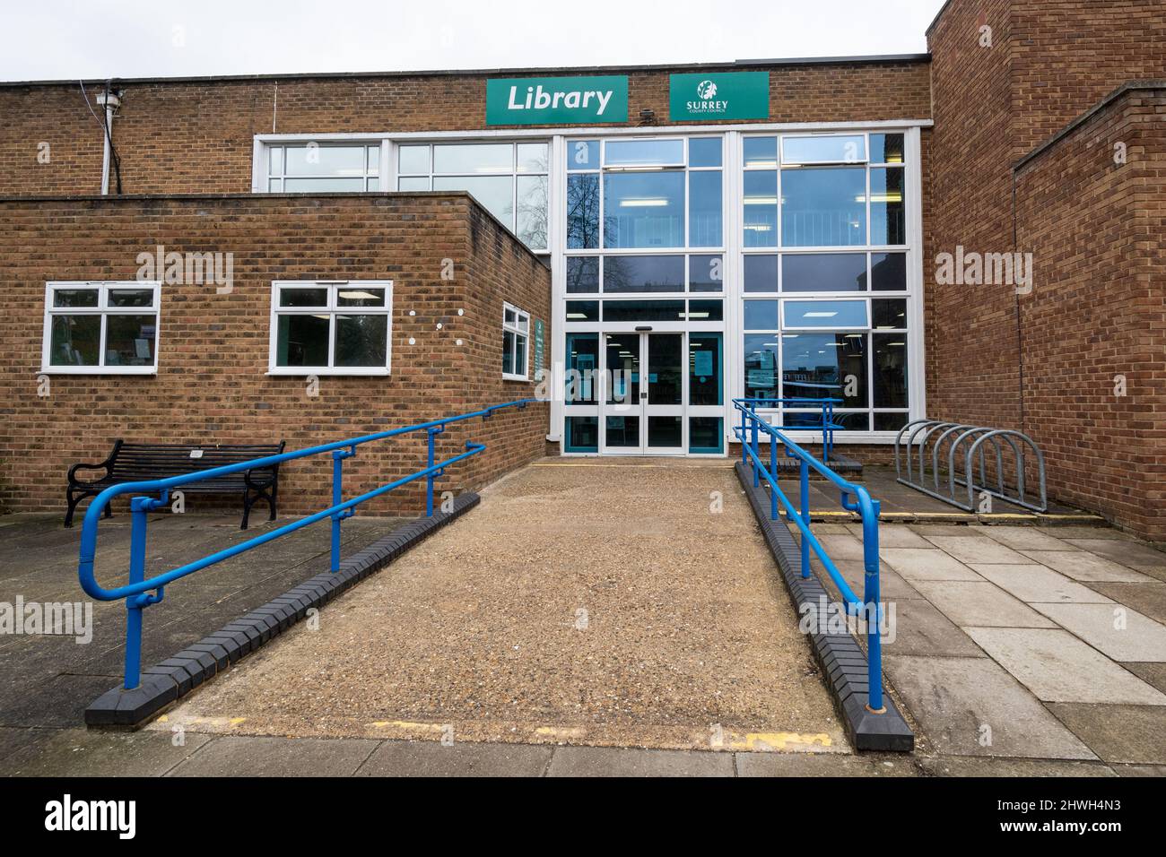 Entrada a la biblioteca Camberley, Surrey, Inglaterra, Reino Unido, con rampa para acceso para discapacitados en silla de ruedas Foto de stock