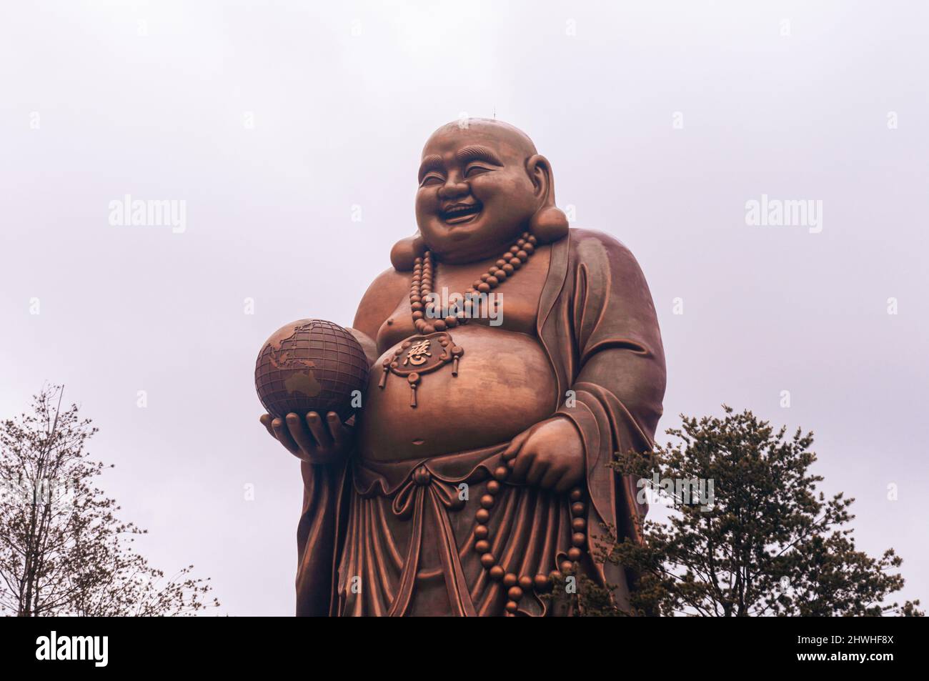 Gran templo budista y 75m altos Statude bronce de Buda riendo. Naturaleza Loving Wonderland, municipio de Emei, condado de Hsinchu, Taiwán. Foto de stock