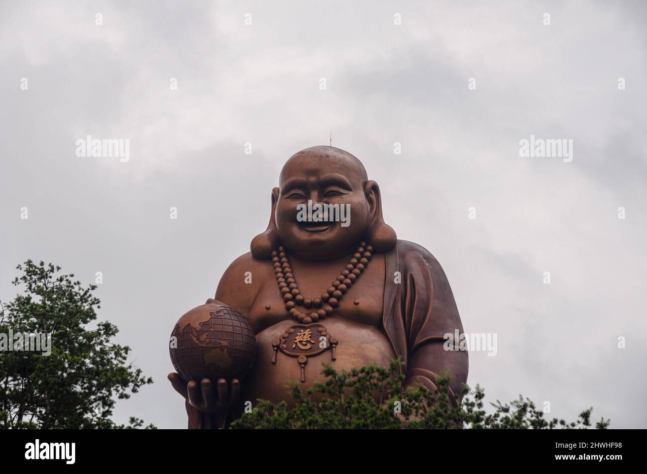 Gran templo budista y 75m altos Statude bronce de Buda riendo. Naturaleza Loving Wonderland, municipio de Emei, condado de Hsinchu, Taiwán. Foto de stock