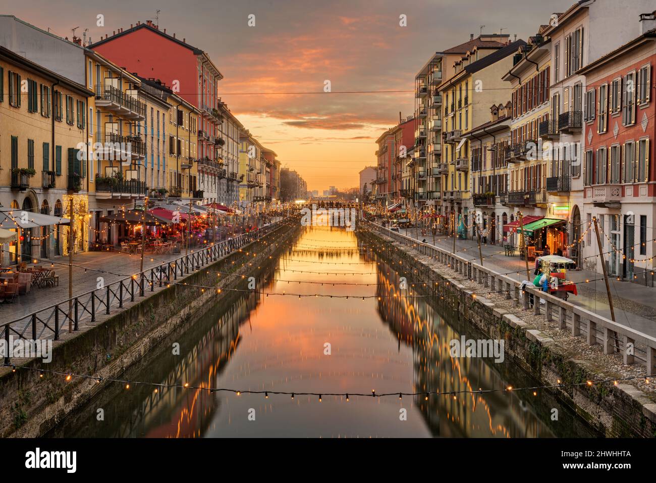 Canal Naviglio, Milán, Lombardía, Italia al atardecer. Foto de stock