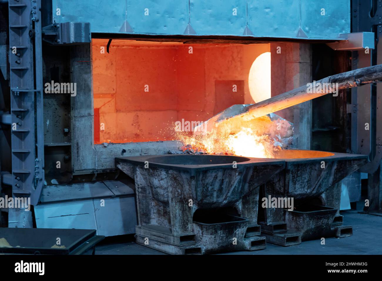 Desnatado de aluminio fundido para eliminar las impurezas antes de la  fundición. Obras de fundición de aluminio mostrando un horno abierto  Fotografía de stock - Alamy