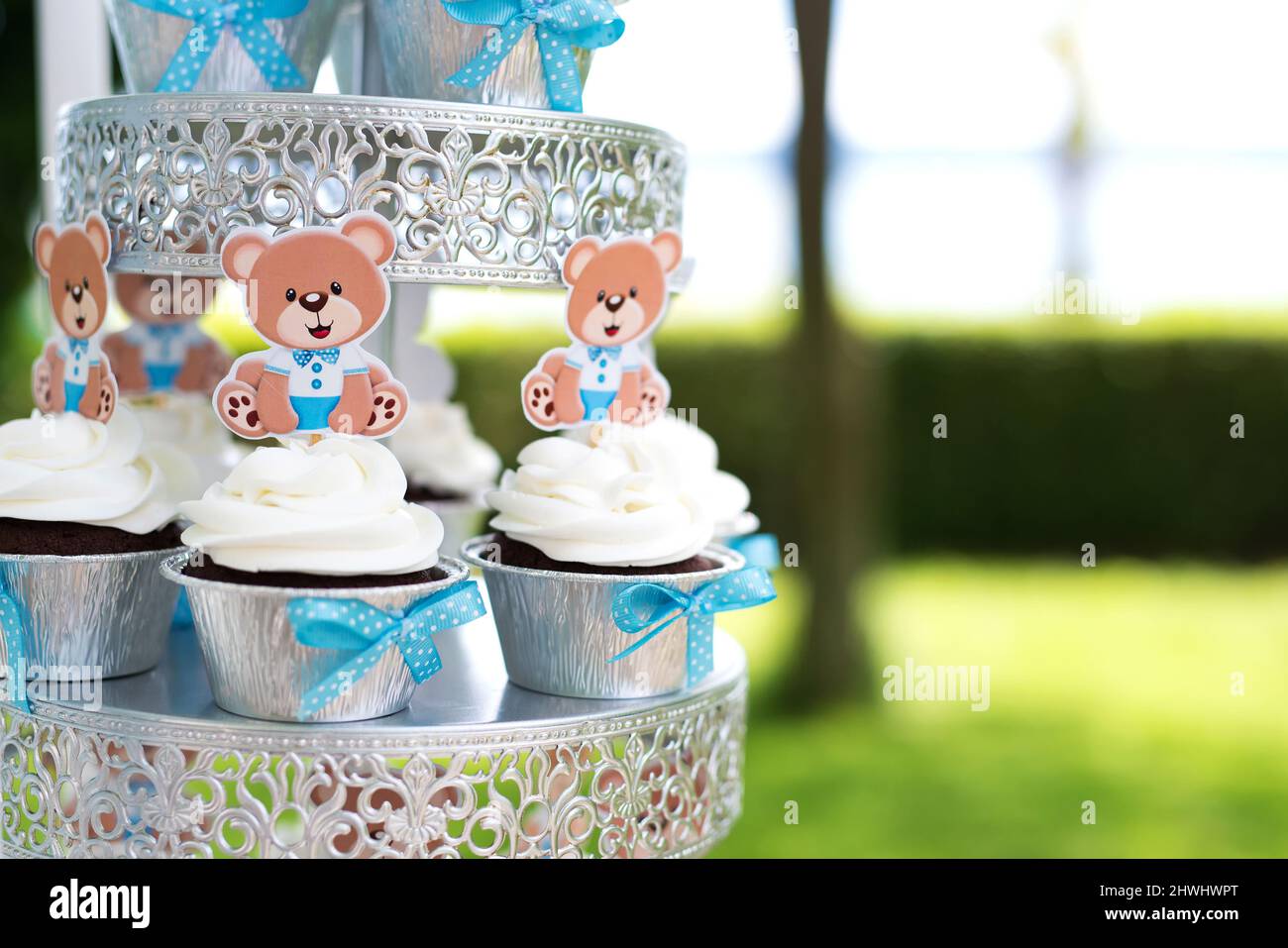 Pastel en azul y blanco y pastelitos para el cumpleaños de los niños o  bautizo en una mesa dulce para una fiesta en el jardín Fotografía de stock  - Alamy