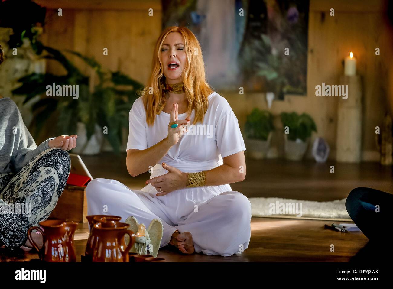 Jacqui Cooper proformando un chakra al círculo en una Ceremonia Cacao en su Maloka. Foto de stock