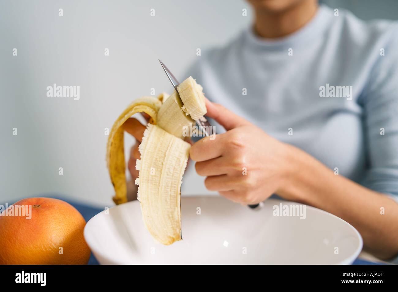 Mujer pelando fruta Stock Photo