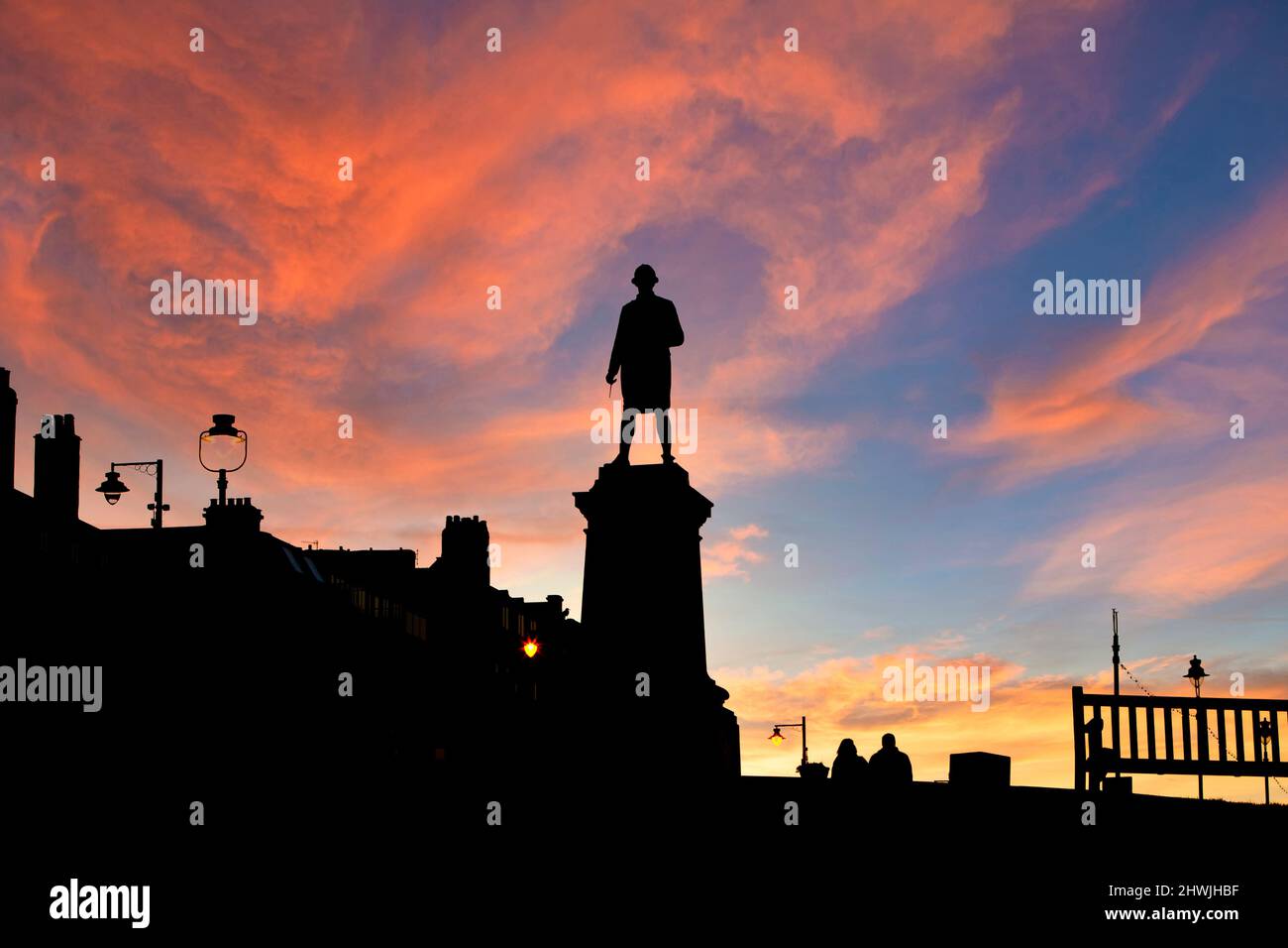 Estatua del capitán James Cook al atardecer con vistas al puerto de Whitby North Yorkshire England UK Foto de stock