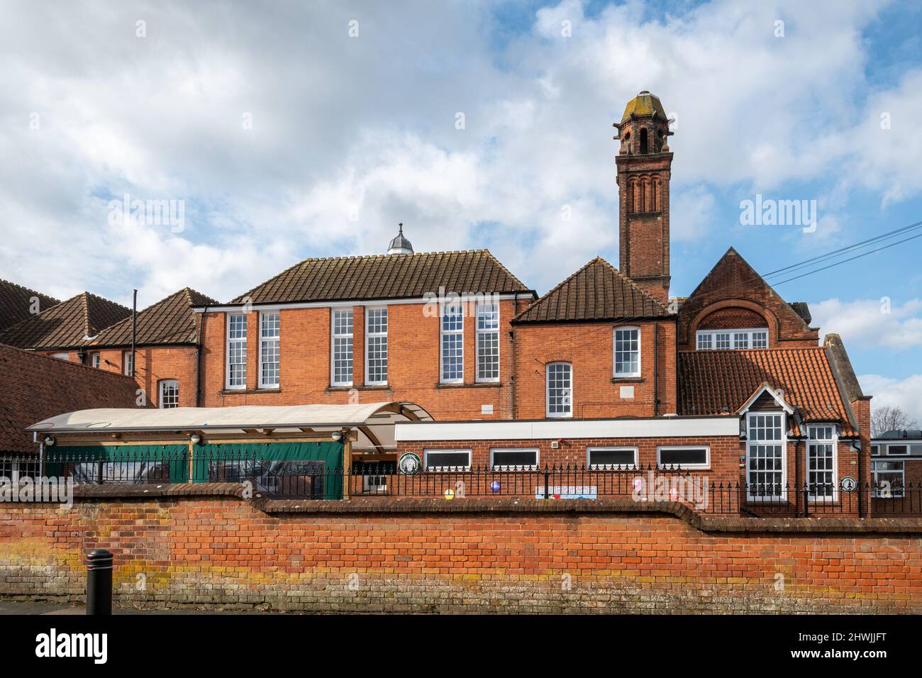 Escuela Primaria Fairfields en la ciudad de Basingstoke, Hampshire, Inglaterra, Reino Unido. Exterior del edificio de ladrillo victoriano. Foto de stock
