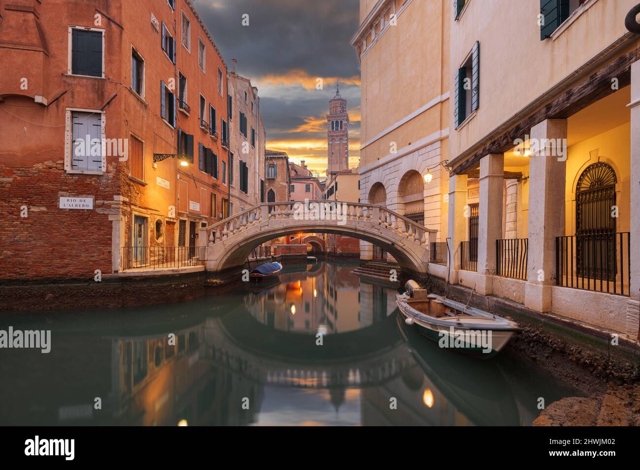 Venecia, Italia canales y puentes al atardecer. Foto de stock