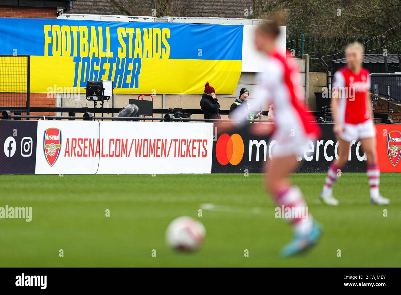 Vista general de un banner que muestra su apoyo a Ucrania durante el  partido de la Super Liga Femenina Barclays FA en el LV Bet Stadium Meadow  Park, Londres. Fecha de la