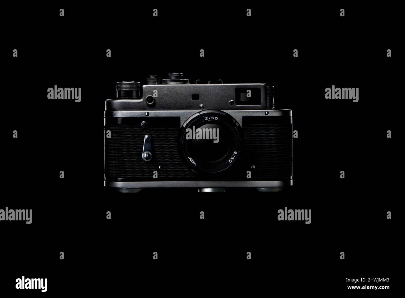 Antigua cámara fotográfica sobre fondo negro. Fondo de pantalla Fotografía de stock - Alamy Antigua cámara fotográfica sobre fondo negro. Fondo de pantalla Fotografía de stock - Alamy