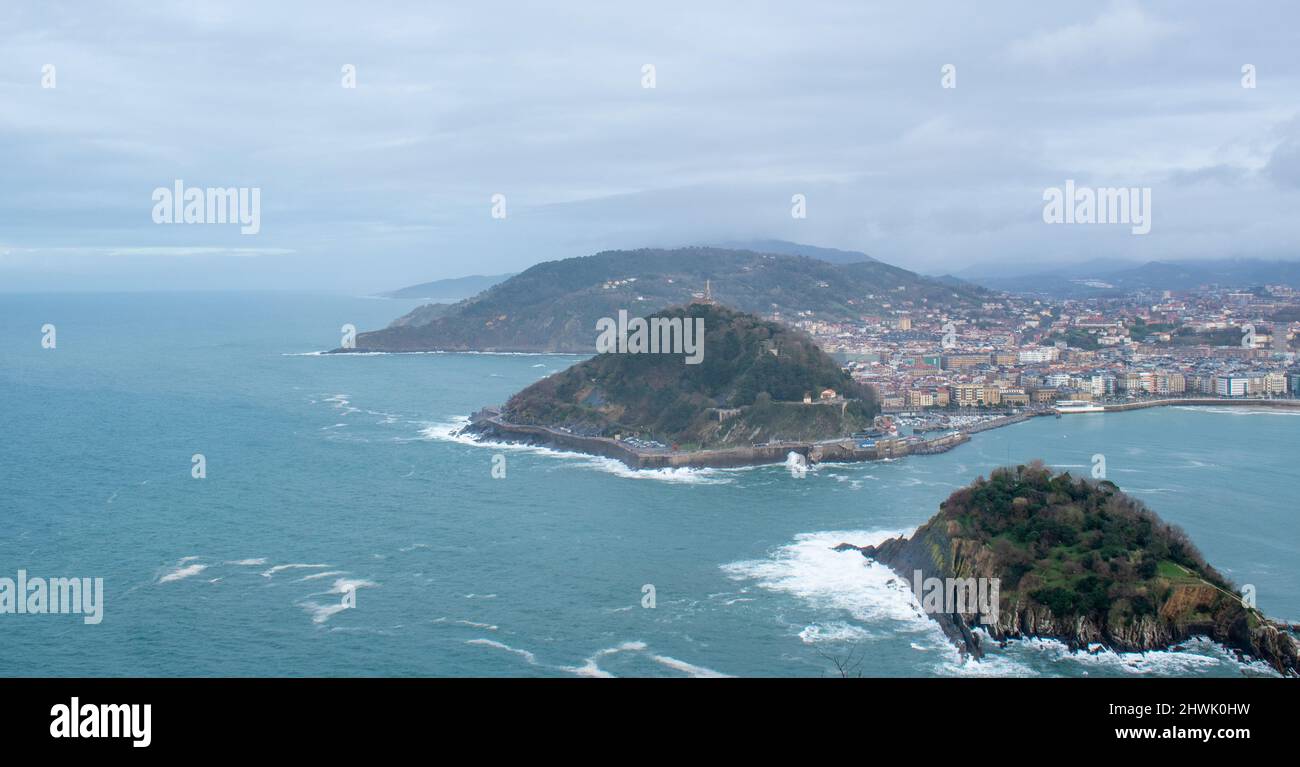 San Sebsatian ( Donostia) - Espagne : île de Santa Clara et mont Urgull Foto de stock