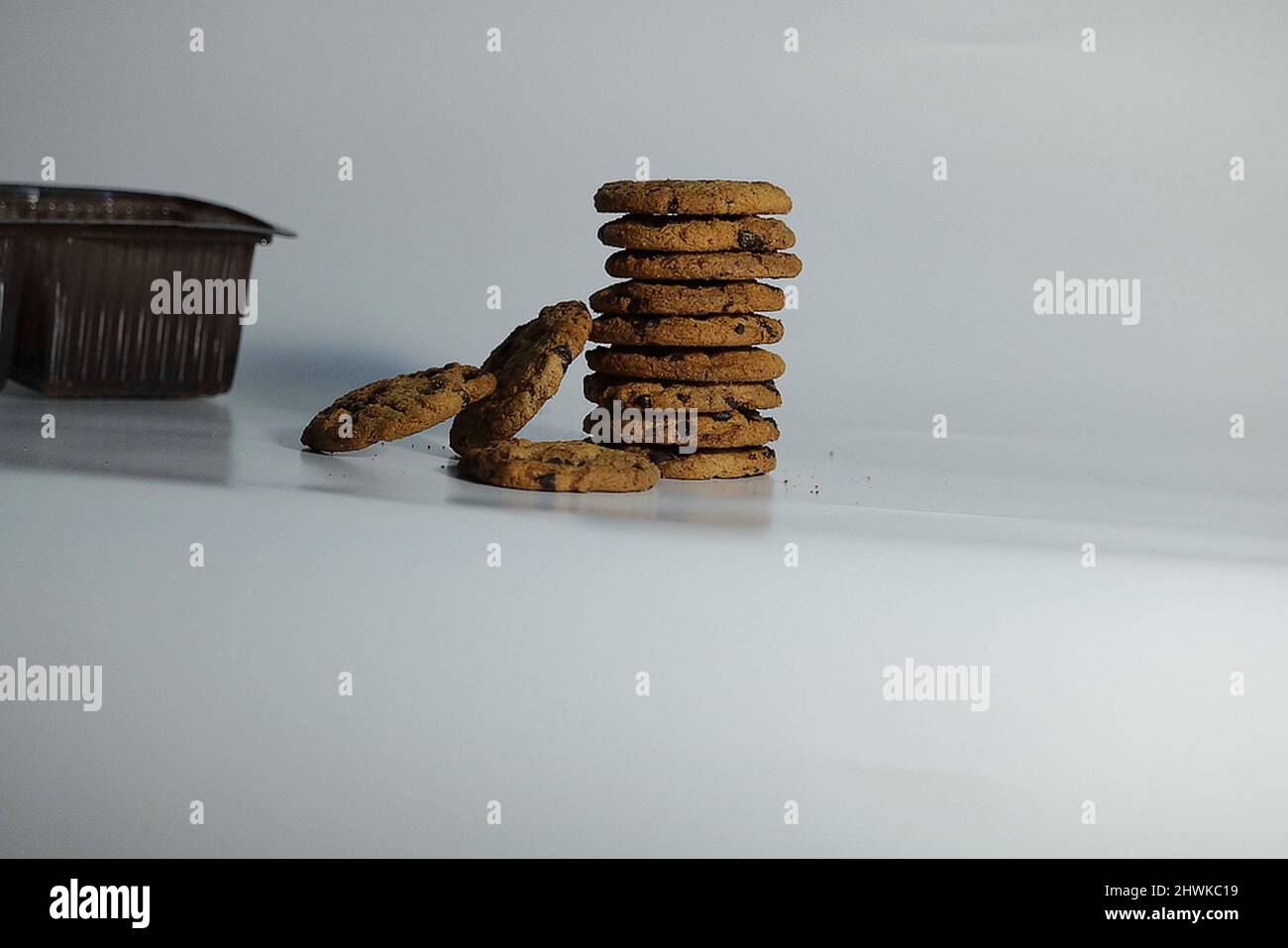 hora de la galleta: galletas de chocolate de gran tamaño sobre fondo blanco Foto de stock