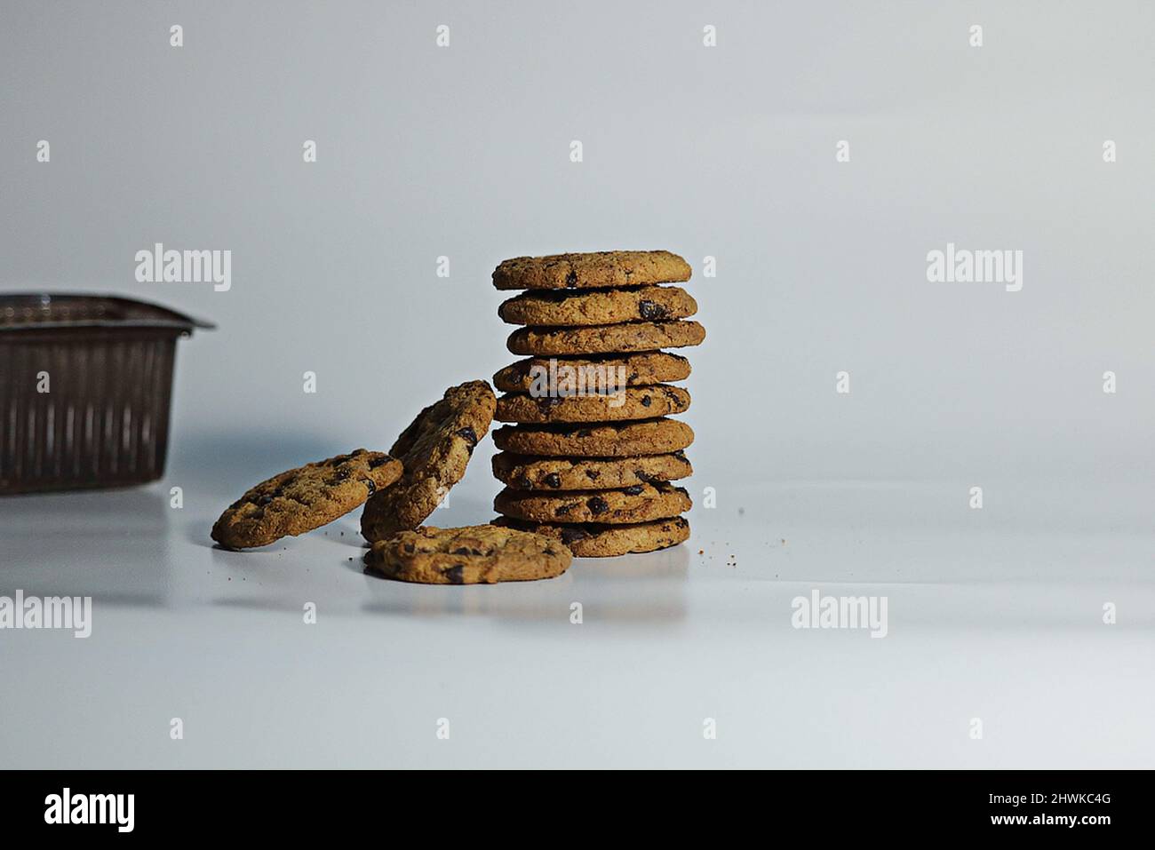 hora de la galleta: galletas de chocolate de gran tamaño sobre fondo blanco Foto de stock