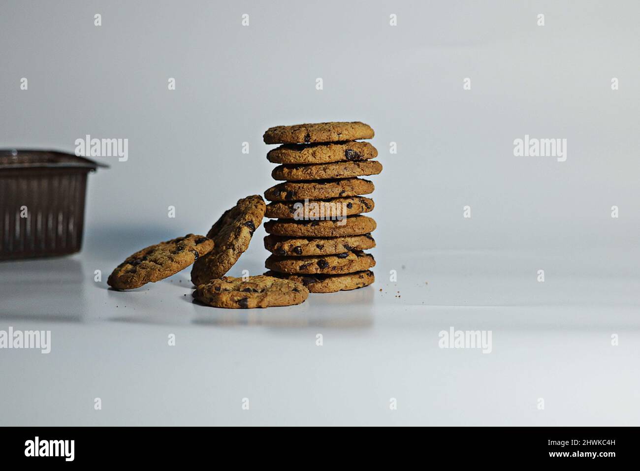 hora de la galleta: galletas de chocolate de gran tamaño sobre fondo blanco Foto de stock