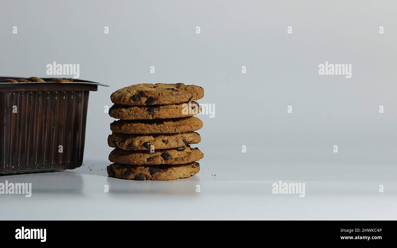 hora de la galleta: galletas de chocolate de gran tamaño sobre fondo blanco Foto de stock