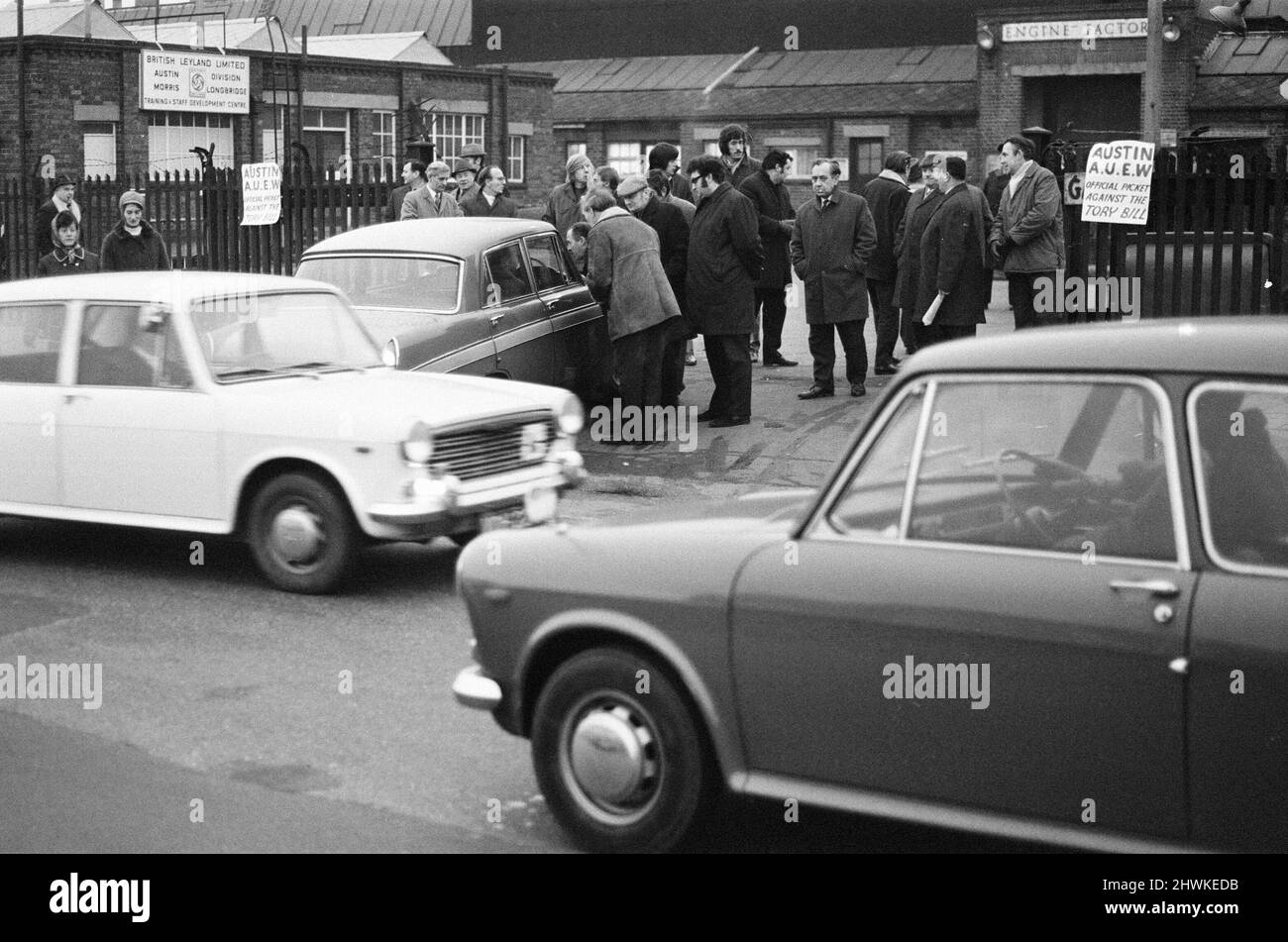 Huelga en Longbridge, en apoyo de la primera huelga oficial de un día contra el proyecto de ley de relaciones laborales, Birmingham, lunes 1st de marzo de 1971. Miembros del Sindicato Amalgamado de Trabajadores de la Ingeniería, en apoyo a la Ley de Relaciones Laborales. Foto de stock