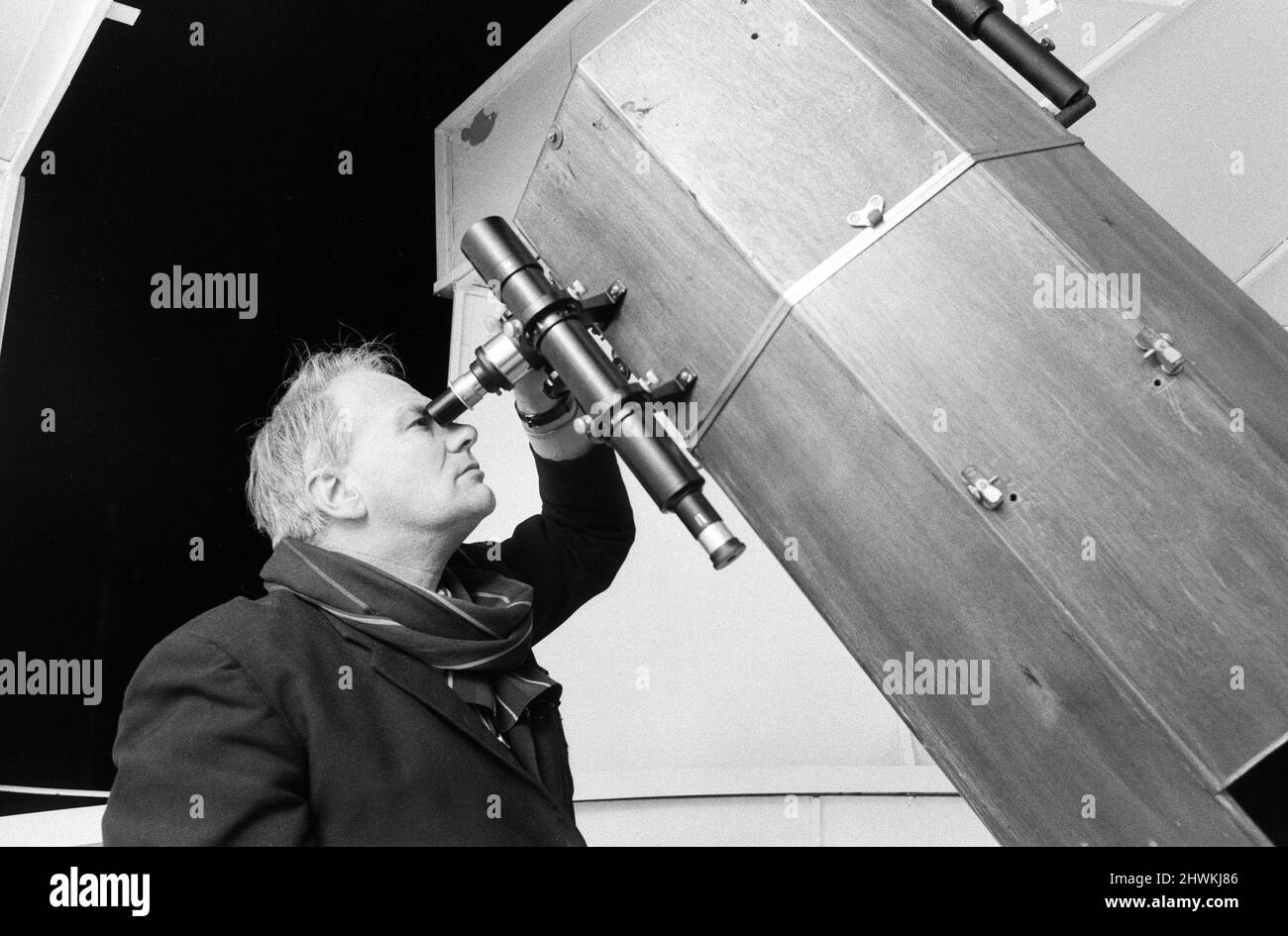 El astrónomo Patrick Moore, anfitrión de la serie de hechos de la BBC The Sky at Night, fotografiado en el Observatorio en el jardín de su casa en Selsey, Sussex, donde intenta fotografiar el cometa Kohoutek.1st de diciembre de 1973. Foto de stock