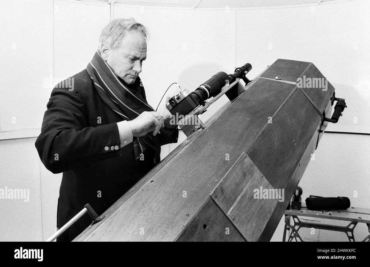 El astrónomo Patrick Moore, anfitrión de la serie de hechos de la BBC The Sky at Night, fotografiado en el Observatorio en el jardín de su casa en Selsey, Sussex, donde intenta fotografiar el cometa Kohoutek.1st de diciembre de 1973. Foto de stock