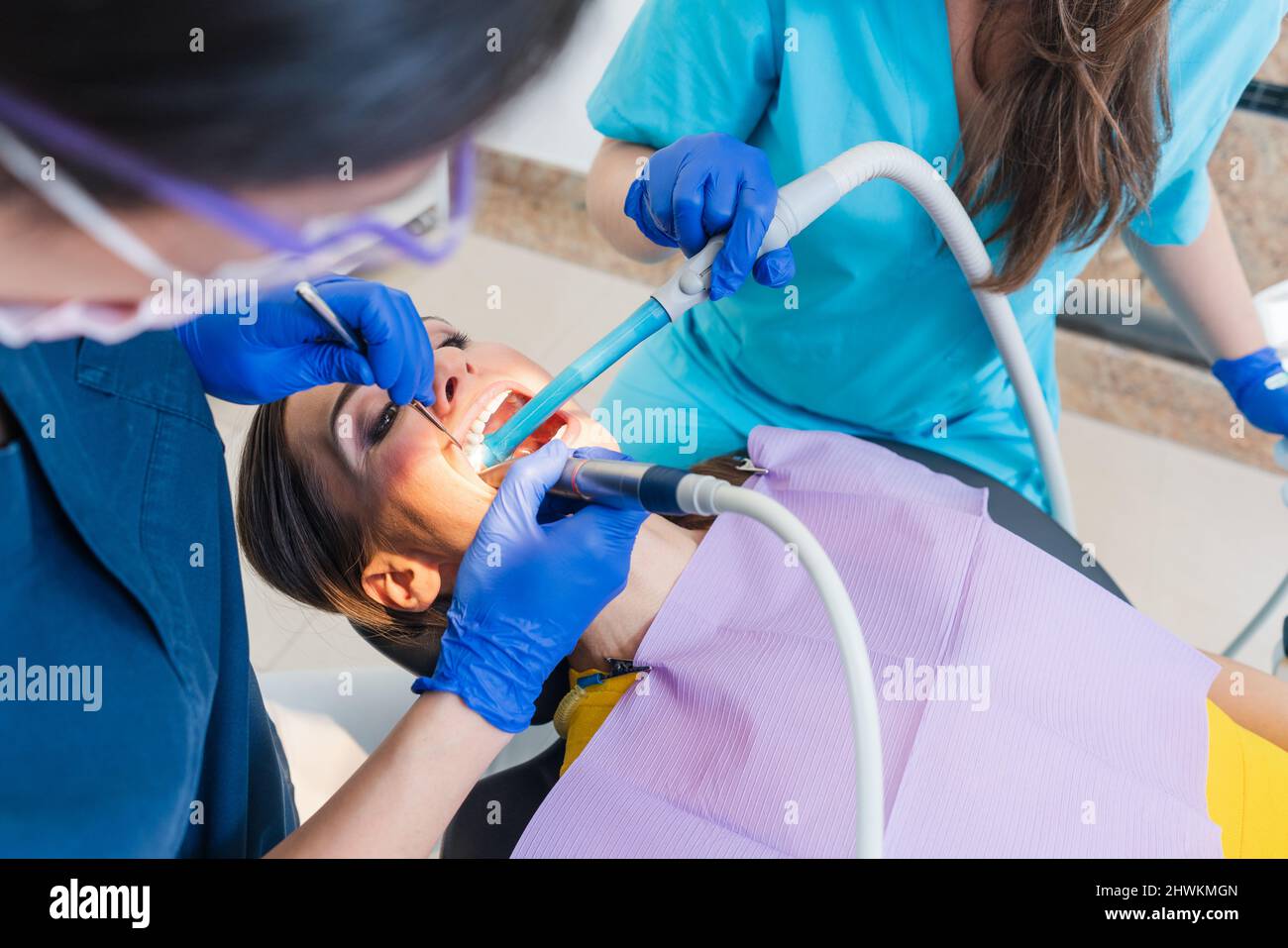 El tratamiento en el dentista Foto de stock
