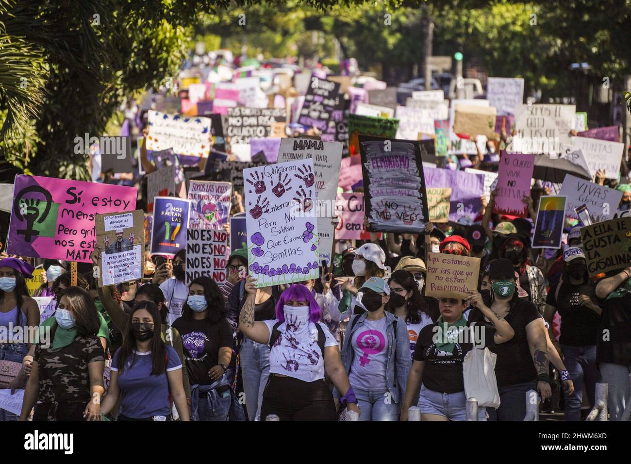 Las mujeres que protestan llevan letreros y eslóganes durante una protesta  antes del Día Internacional de la Mujer. Cada 8th de marzo se conmemora el  Día Internacional de la Mujer para exigir