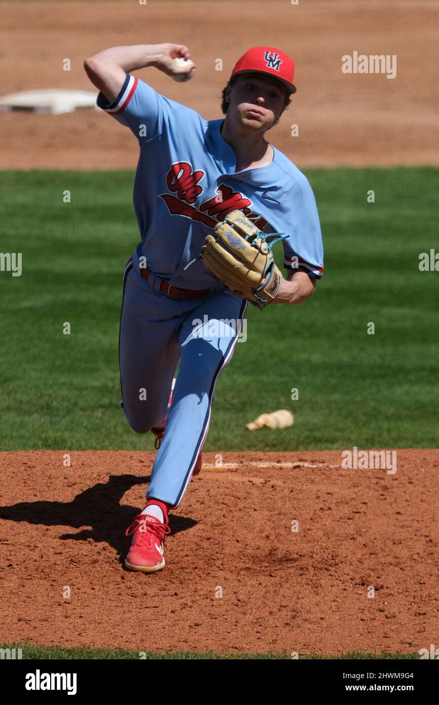 06 DE MARZO de 2022 OLE Miss Pitcher Drew McDaniel (21) ofrece un