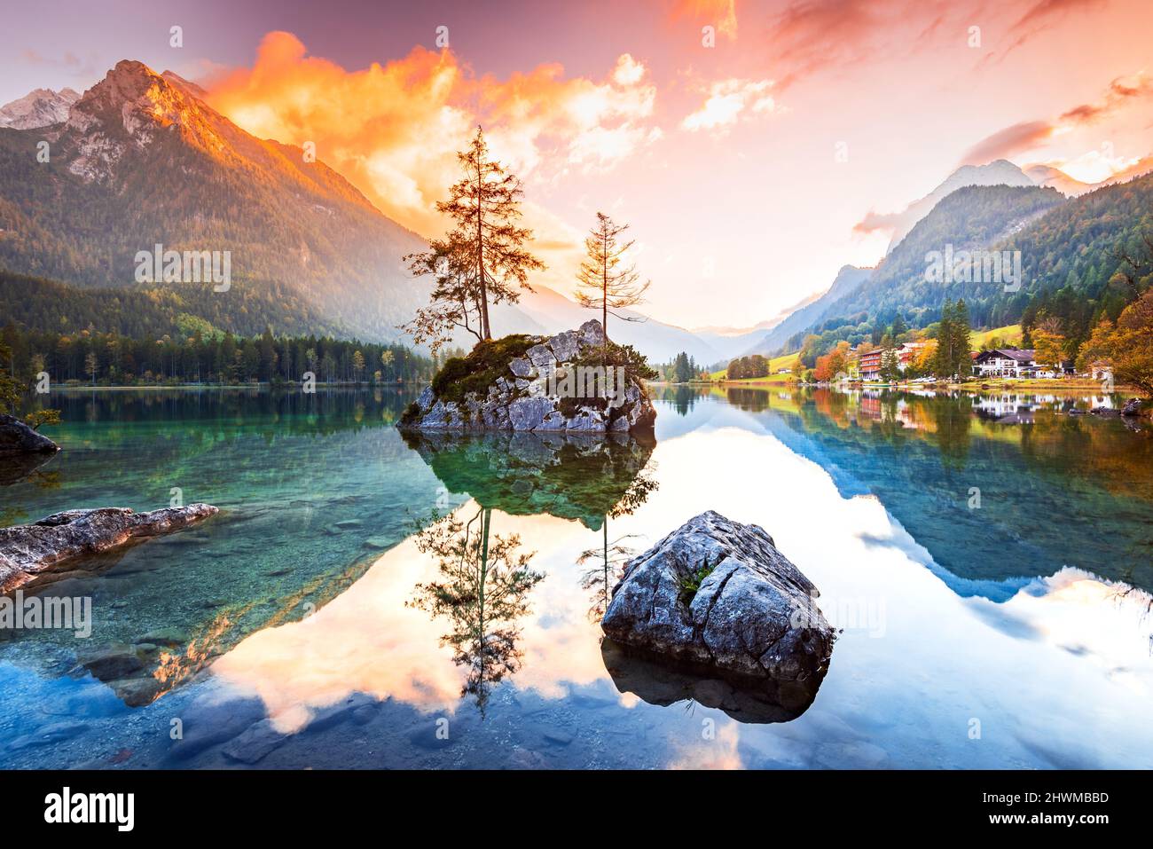 Hintersee, Baviera. Maravillosa puesta de sol de otoño del lago Hintersee. Increíbles vistas al sol de los Alpes Bávaros, Alemania, Europa. Belleza de la naturaleza concepto backg Foto de stock