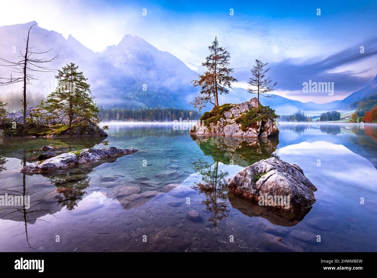 Hintersee, Baviera. Maravilloso amanecer de otoño, Lago Hintersee. Impresionante vista matutina de los Alpes bávaros, Alemania, Europa. Belleza de la naturaleza concepto backgro Foto de stock