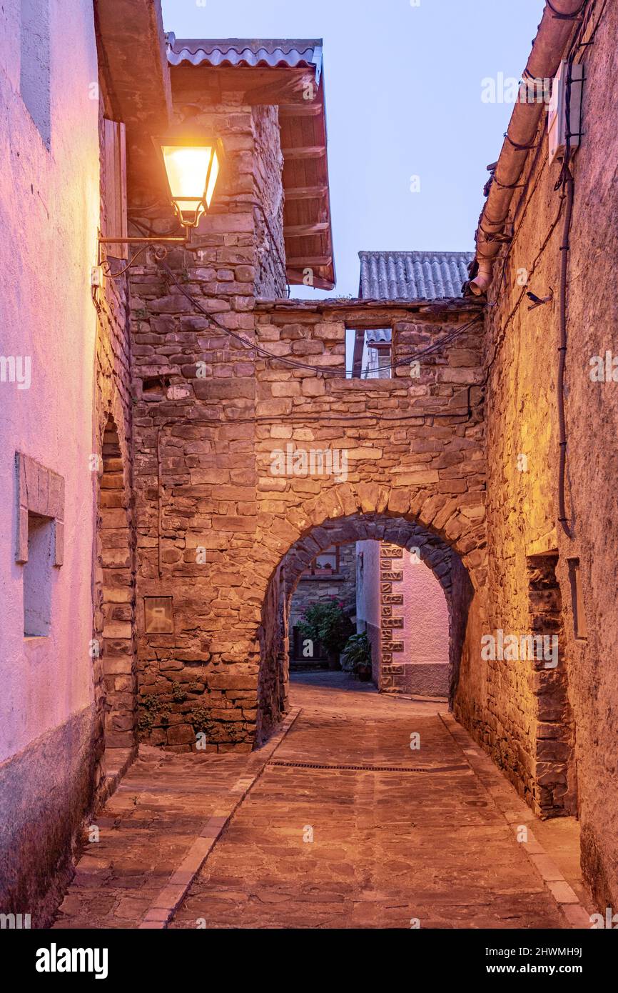 Calle del pueblo medieval de Aisa por la noche en los pirineos Aragoneses, Huesca, España Foto de stock