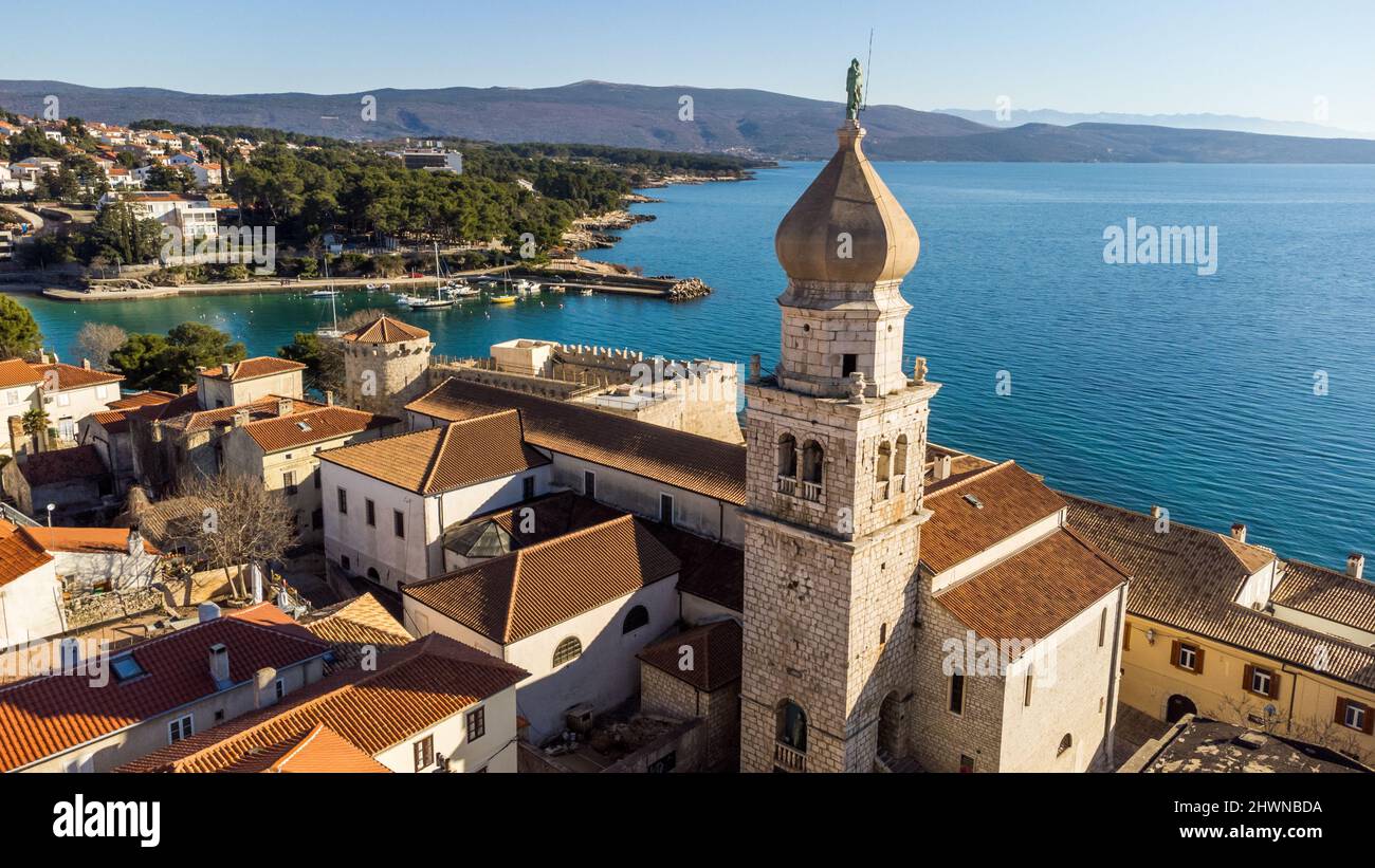 Vista aérea de la histórica ciudad adriática de Krk , isla de Krk, bahía de Kvarner del mar adriático, Croacia, Europa Foto de stock