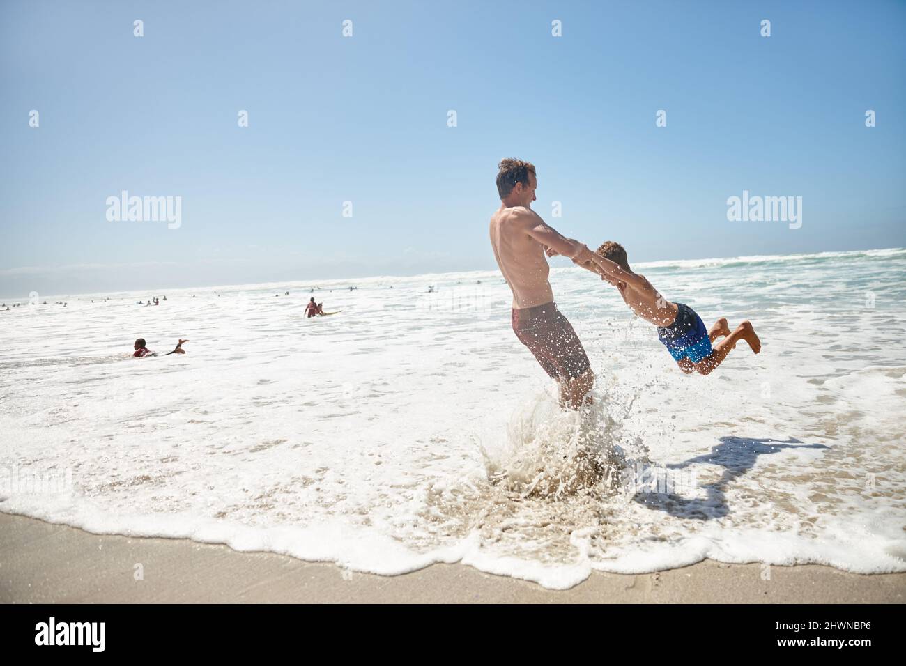 Pasar el rato en la playa. Disparo de un padre y su hijo divirtiéndose en la playa. Foto de stock