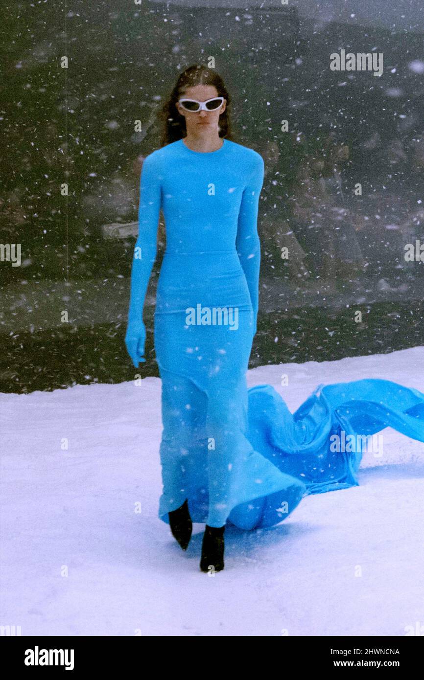 220307) -- PARÍS, 7 de marzo de 2022 (Xinhua) -- Un modelo presenta una  creación de las colecciones listas para usar de Balenciaga para  otoño/invierno de 2022 durante la Semana de la