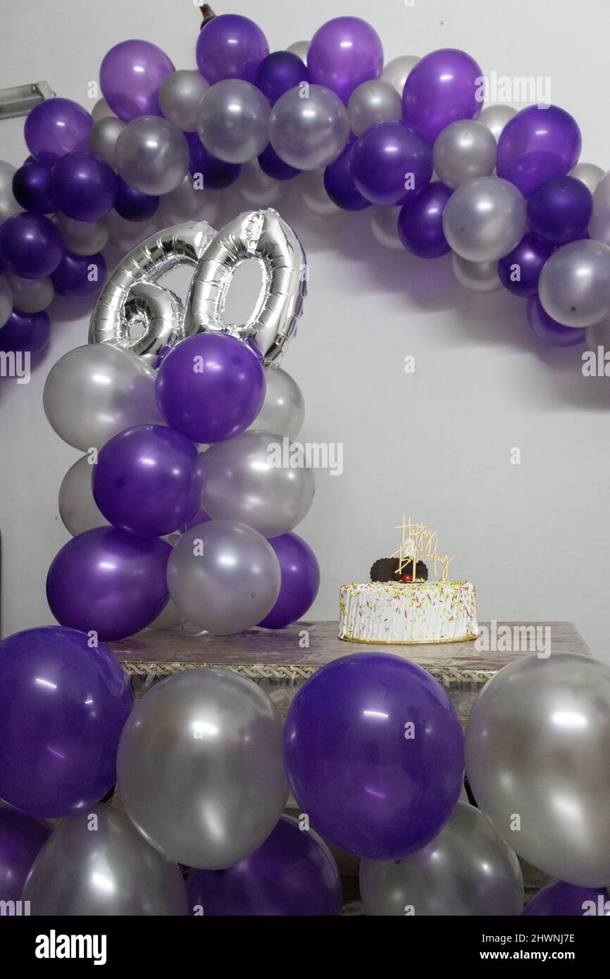 60th adornos de cumpleaños con coloridos globos y pasteles blancos de  diferentes ángulos Fotografía de stock - Alamy